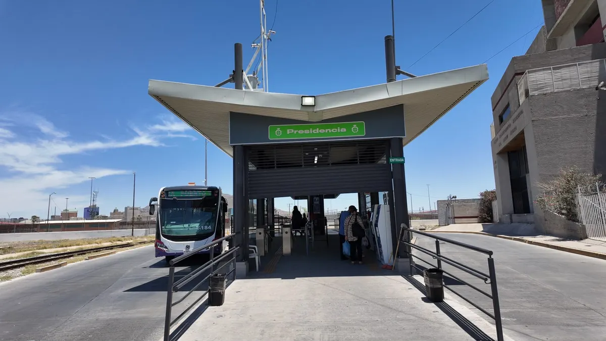 JuárezBus acerca trámites de tarjeta a usuarios del BRT-1