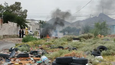 Sofocan Bomberos incendio de llantas en lote baldío de la Oasis Revolución