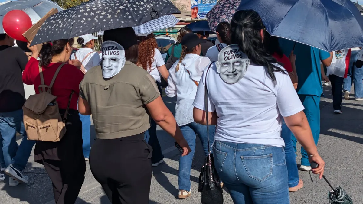 Más de mil trabajadores del IMSS marchan en Juárez; exigen aumento salarial e insumos