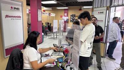 Acude Gilberto Mora al INE en Tijuana por su primera credencial para votar