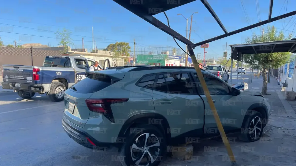Conductor choca auto estacionado, vuelca y huye en la Morelos