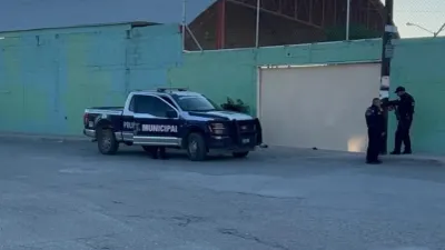 Dejan corona fúnebre con amenaza afuera de secundaria Técnica 64