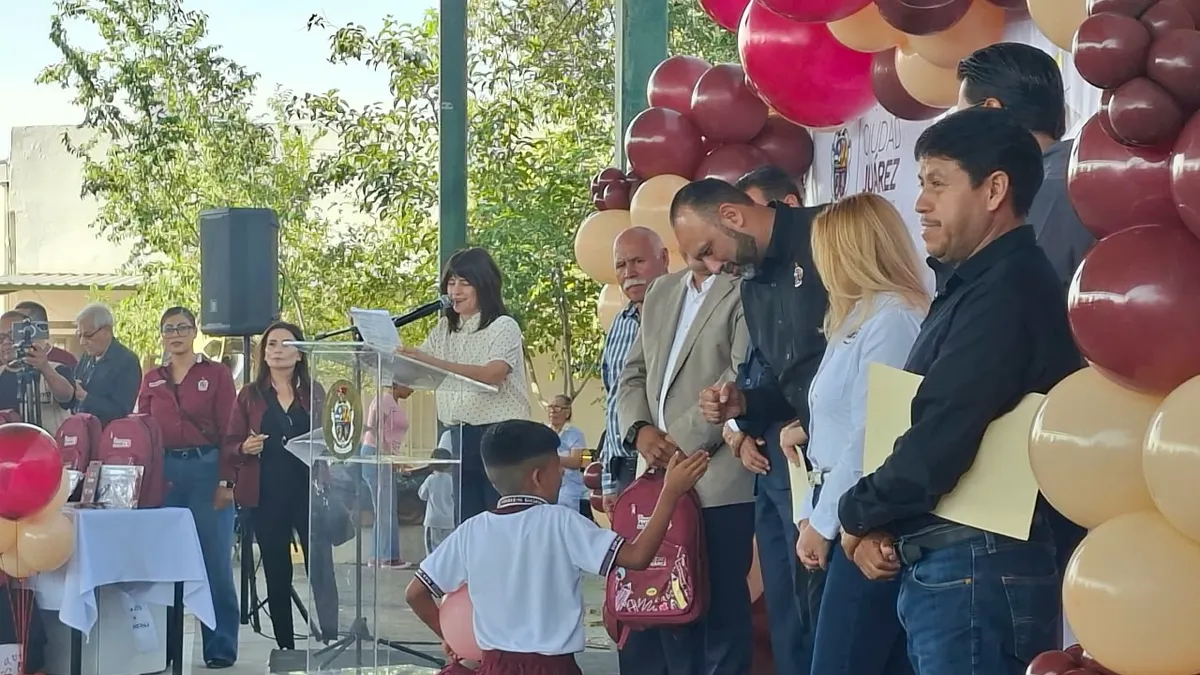 Entregan mochilas y útiles escolares en primaria de Anapra