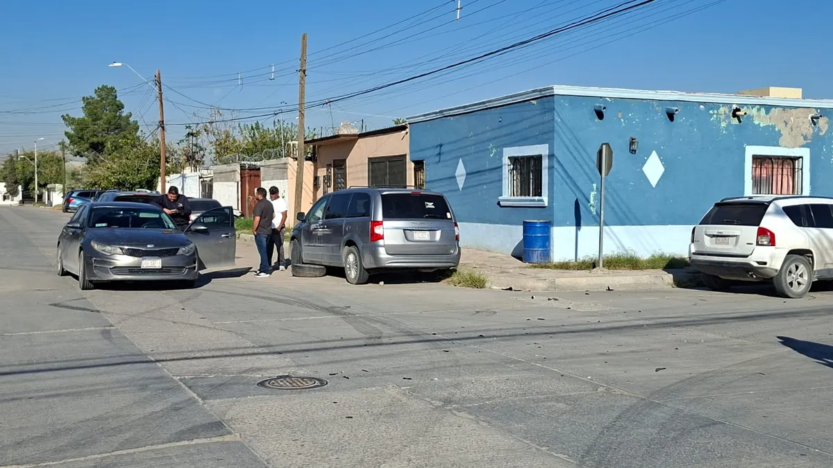 Chocan dos vehículos por omitir alto en fraccionamiento Del Real
