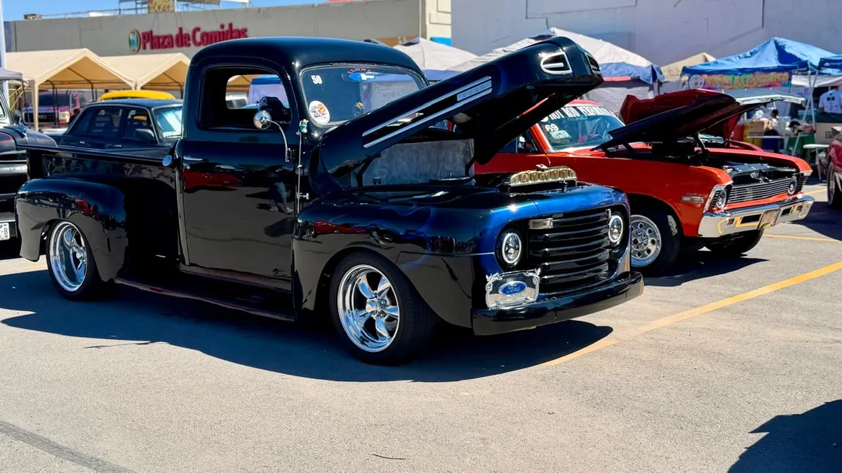 Exhiben autos clásicos en Plaza de las Américas este domingo