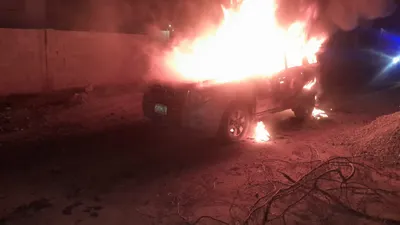 Encuentran cadáver calcinado dentro de camioneta en lote baldío en Juárez