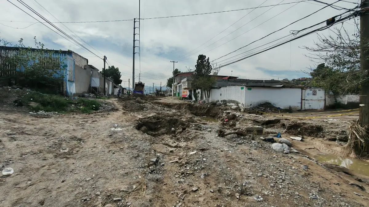 Vecinos de la Francisco Sarabia exigen frenar deslaves en la calle Santiago
