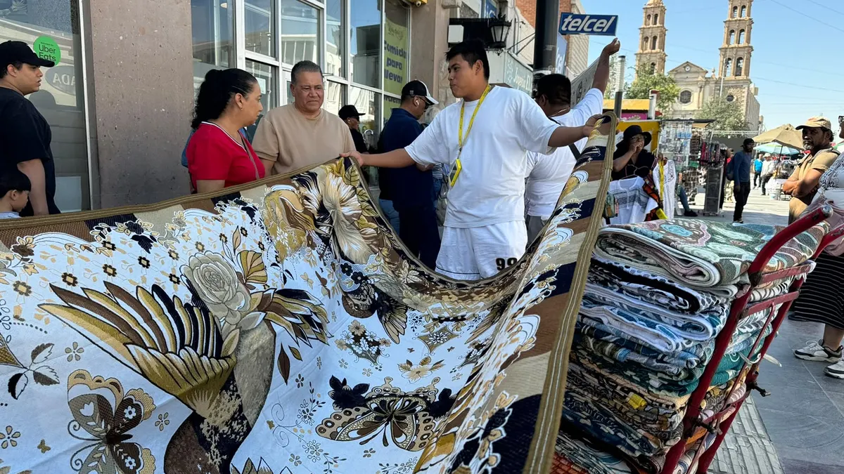 Artesanos oaxaqueños ofrecen colchas tejidas a mano en el Centro de Juárez