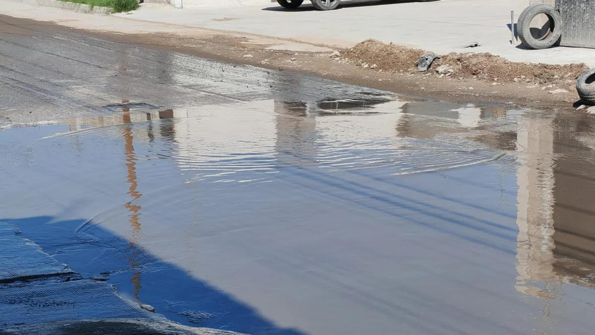 Persiste acumulación de aguas negras en calles de la Campestre Villerreyes