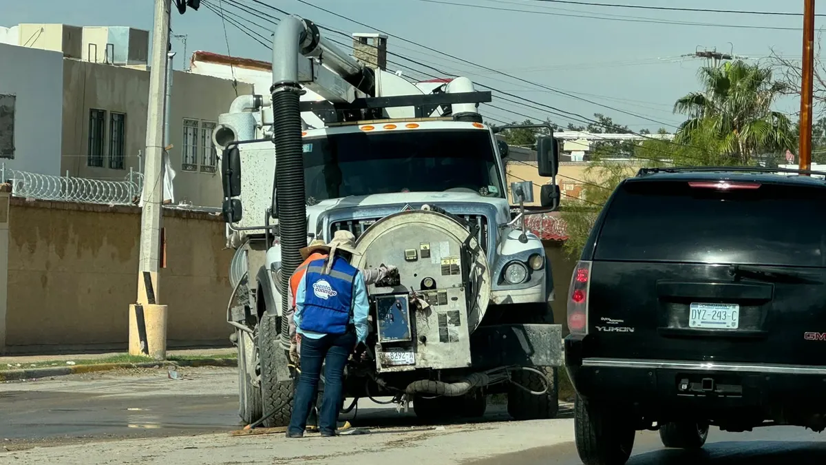 Despliega JMAS operativo para desfogar inundaciones en Juárez