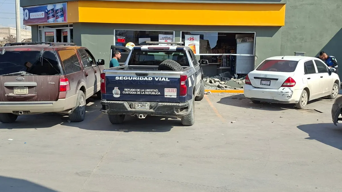 Confunde freno con acelerador y termina dentro de un Oxxo en la Anáhuac