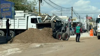 Despliegan maquinaria para limpiar lodo de las calles en Puerto de Palos
