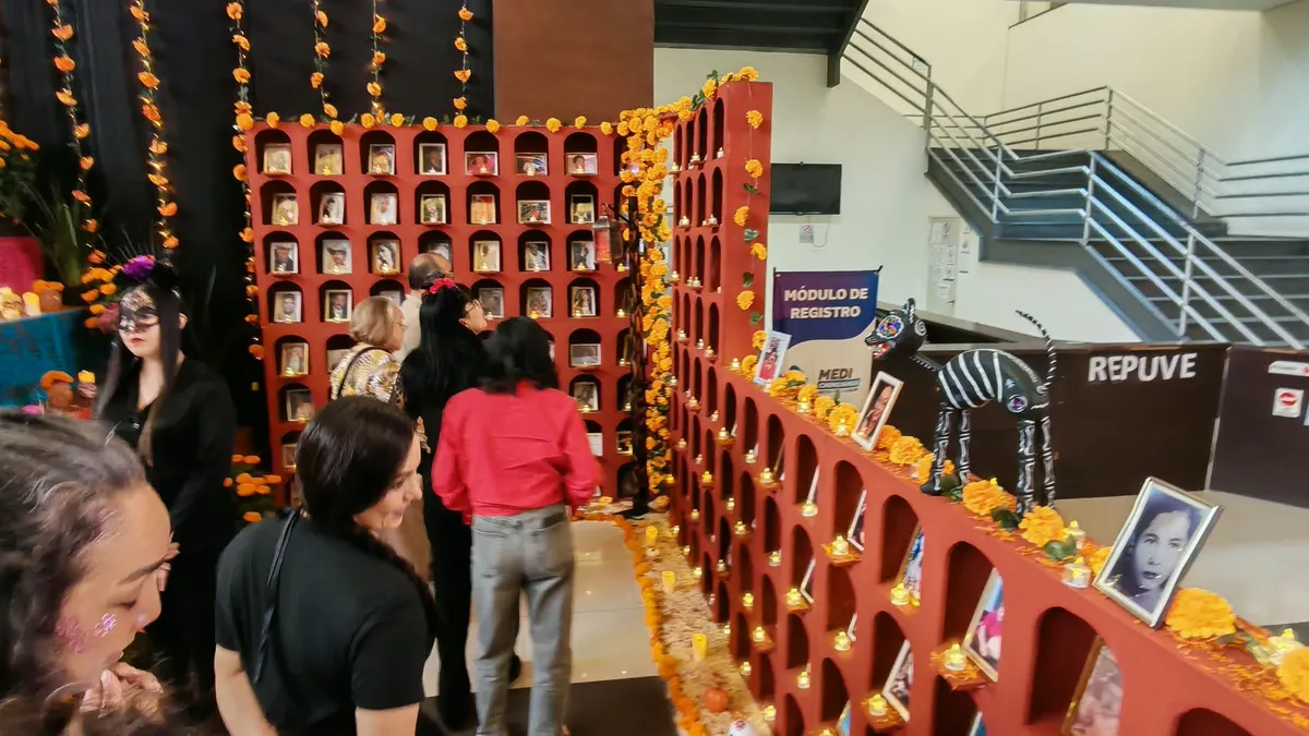 Colocan altar de muertos 'El Jardín de los Recuerdos' en Pueblito Mexicano