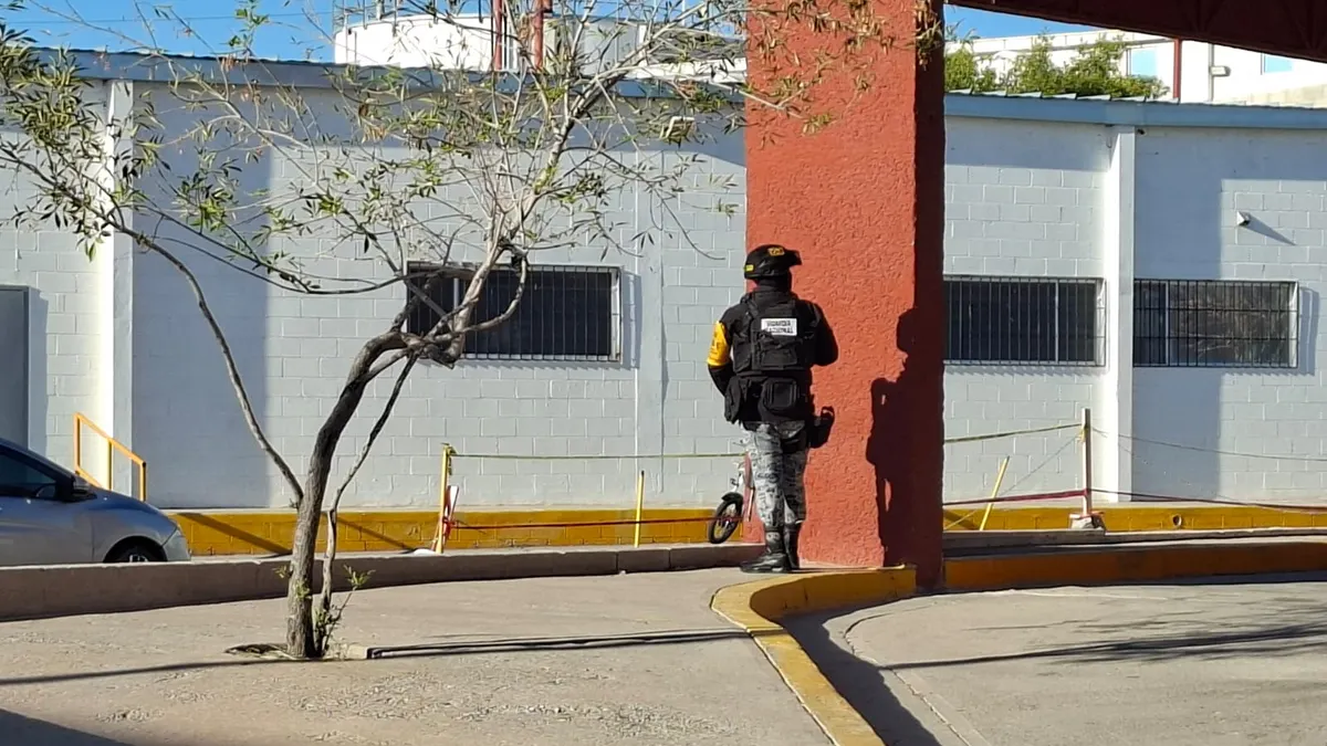 Policía se dispara por accidente en la mano mientras se alistaba para su turno