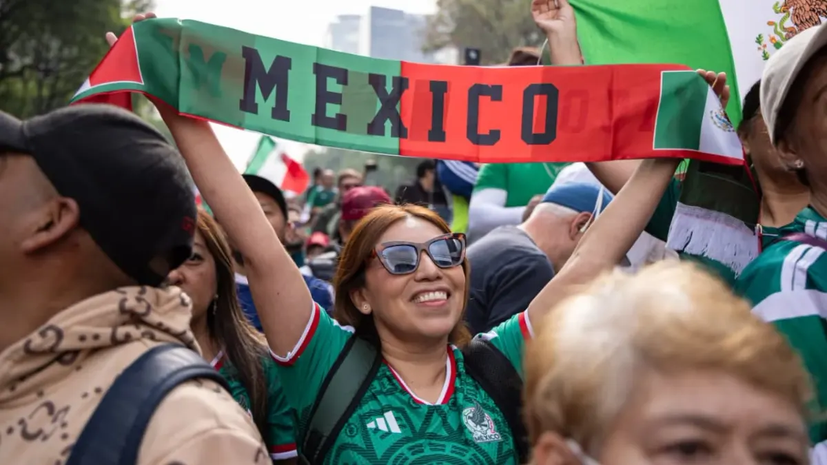 Busca CDMX récord Guinness con masiva ola humana en Paseo de la Reforma