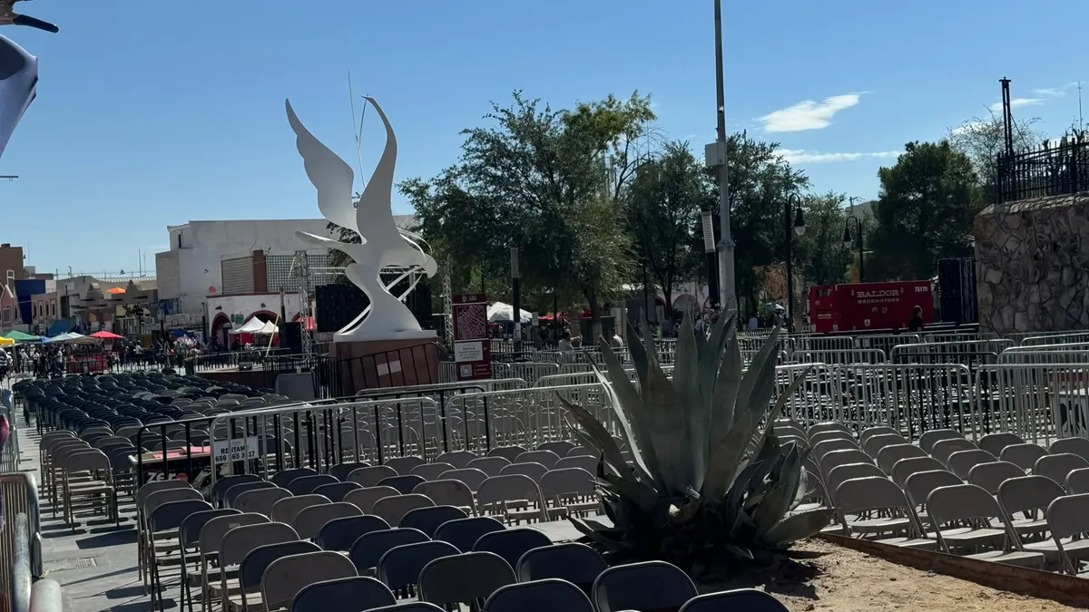 Instalan vallas en el Centro de Juárez para evento de Marco Bonilla y el PAN