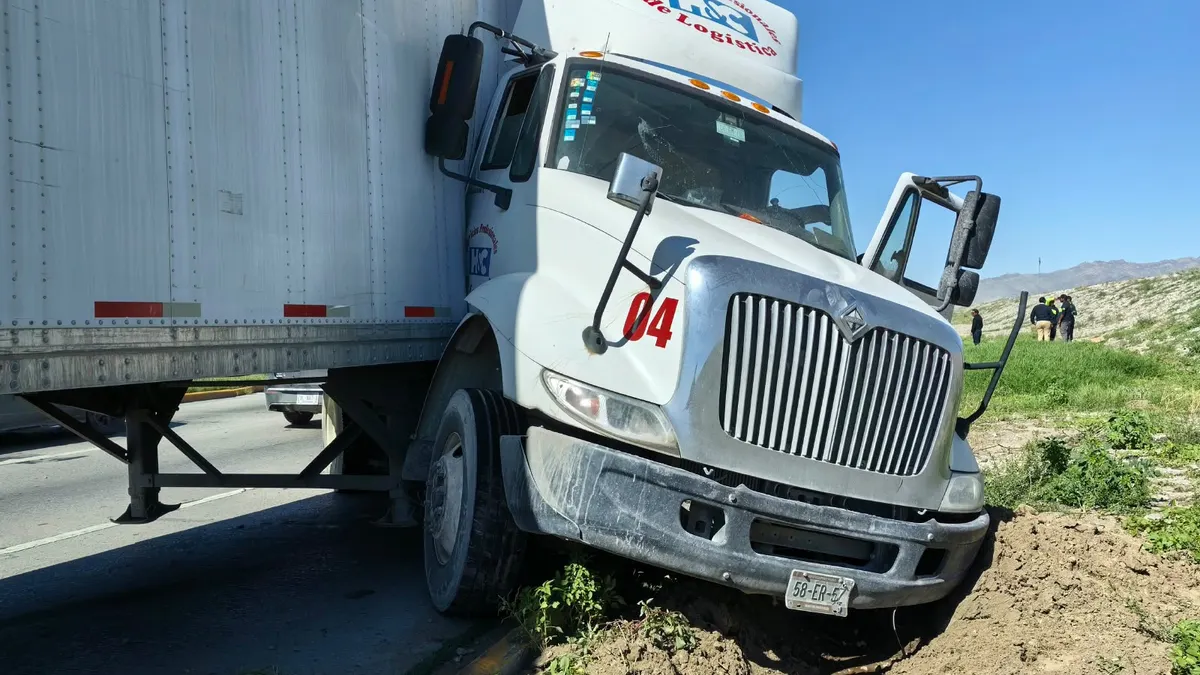 Chocan camioneta y tráiler en bulevar Juan Pablo II y cierran carril