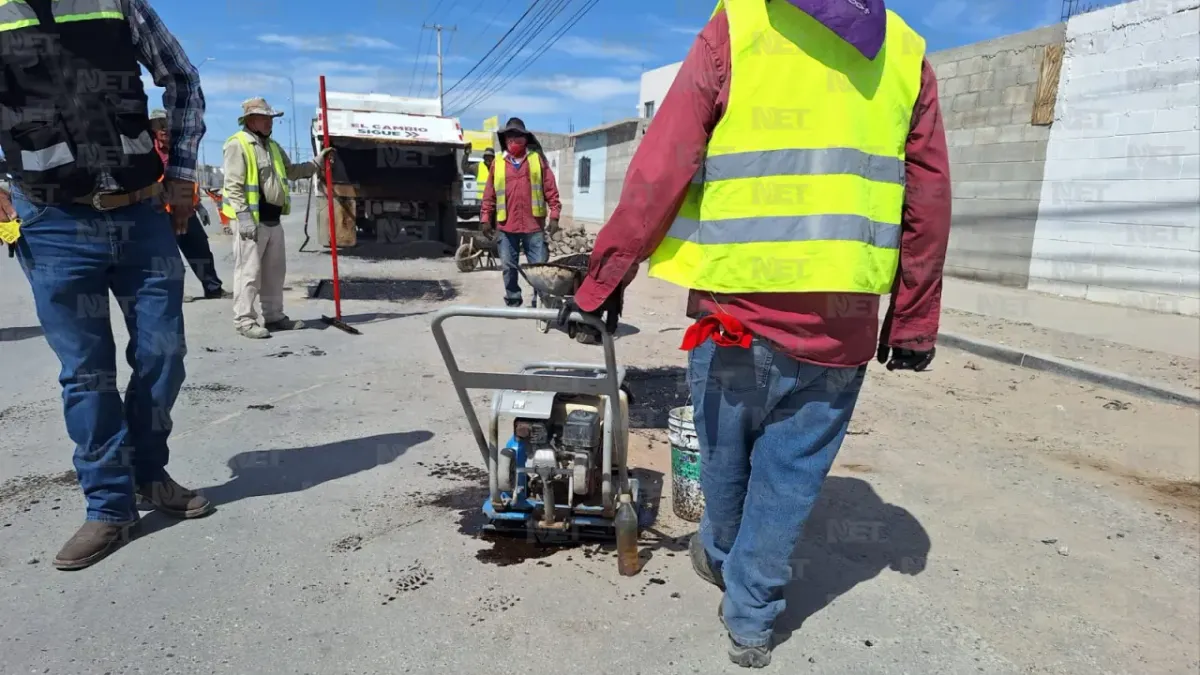 Realizan trabajos de bacheo en avenida Lote Bravo