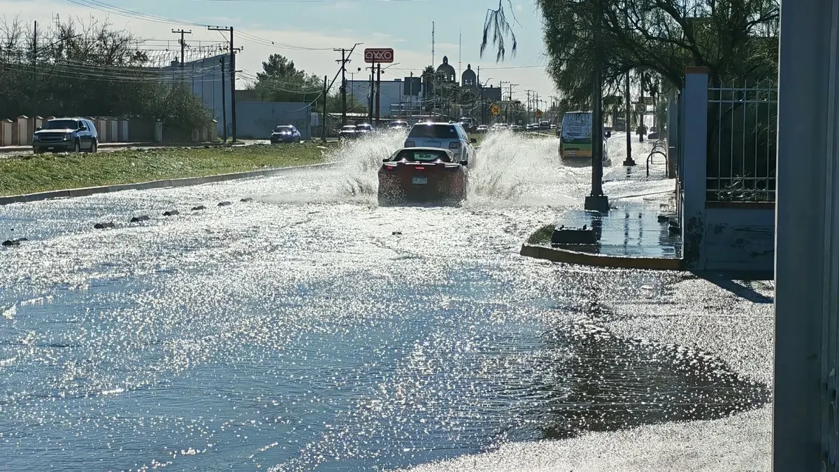 Inundación en eje vial obliga a conductores a invadir carril del Juárez Bus