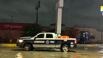 Cierran cruce de Óscar Flores y López Mateos por inundación