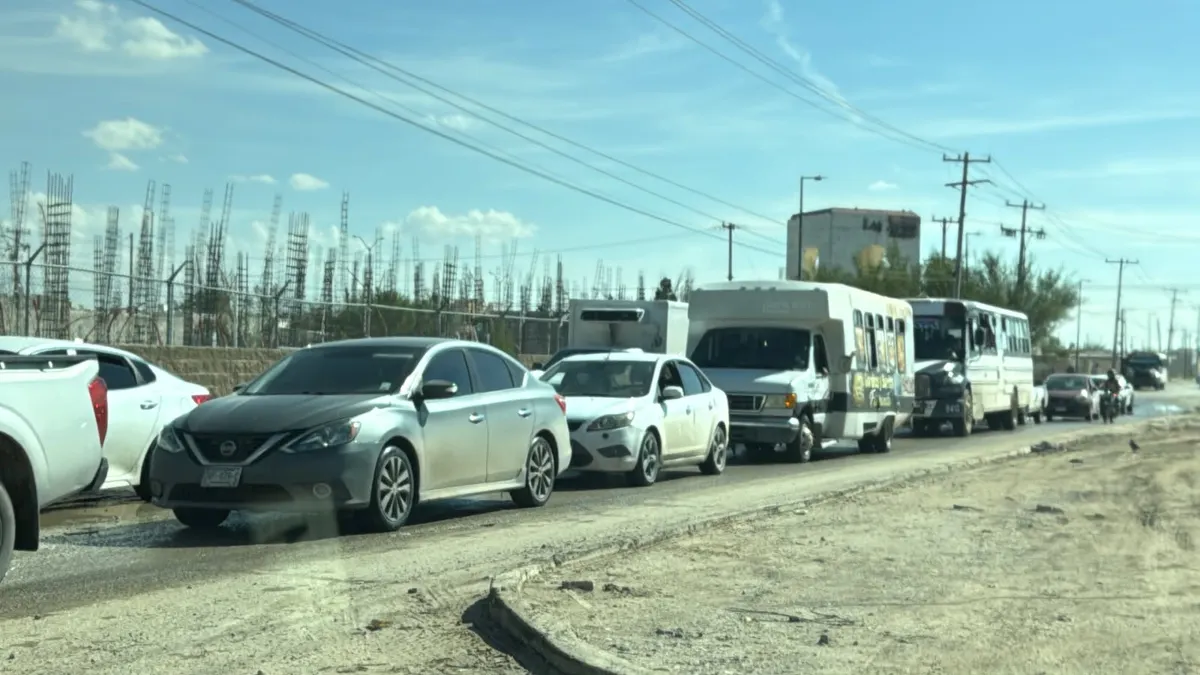 Choque entre auto y tráiler afecta el tránsito en Miguel de la Madrid