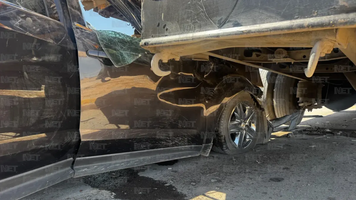 Choca conductor contra camión estacionado en Juárez