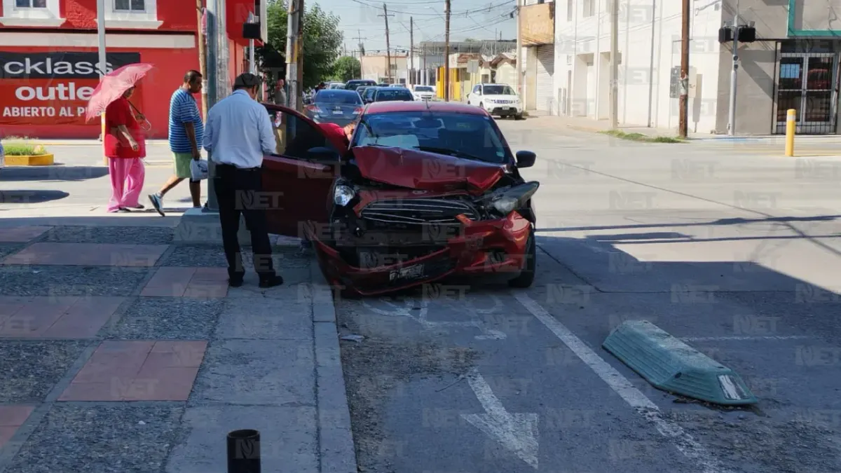 Conductor se pasa semáforo en rojo y provoca choque en la 16 de Septiembre