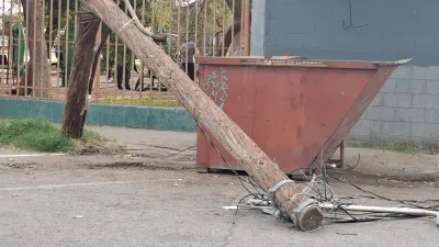 Derriba tráiler poste de telefonía y se da a la fuga en la Partido Romero