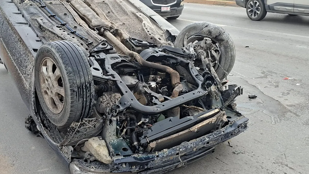 Vuelca automovilista en la De las Torres tras impactar banqueta y poste