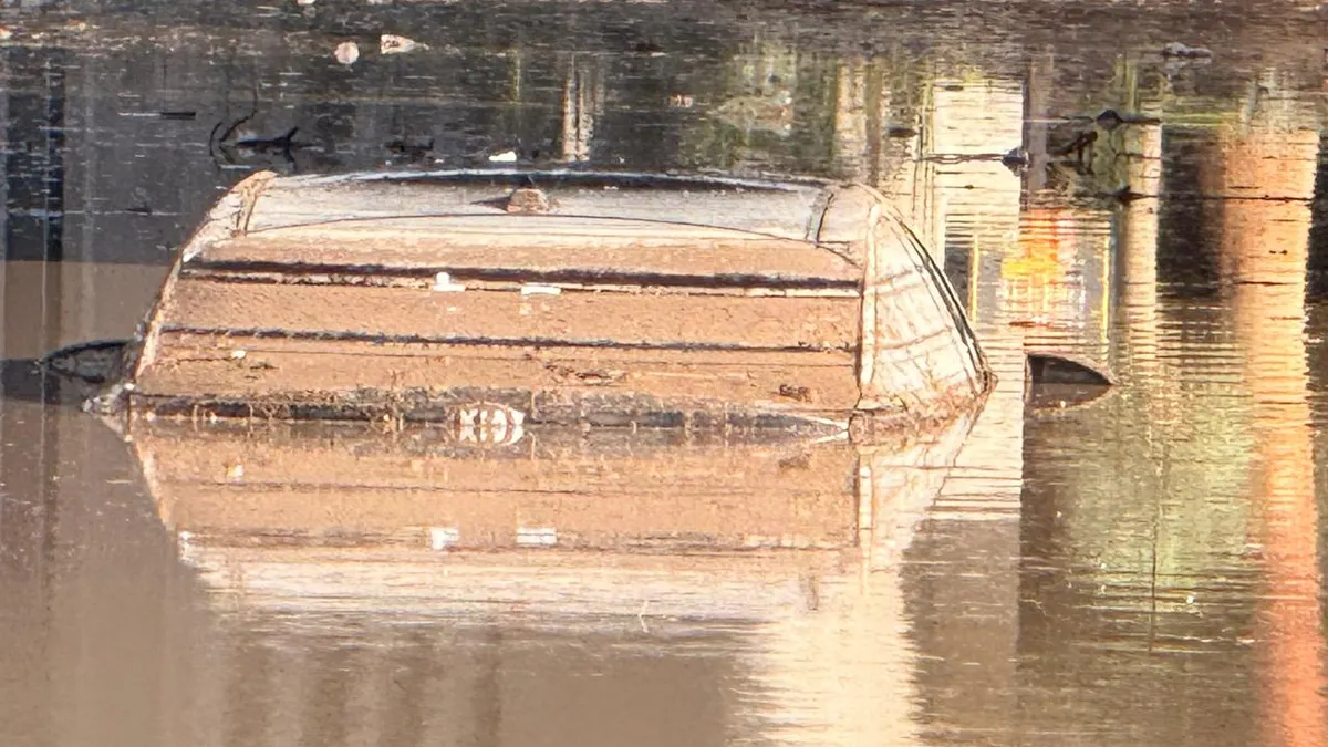 Despliegan operativo para drenar paso a desnivel inundado en Las Torres