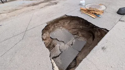 Se abre socavón en cruce de Zempoala y Sicomoros, cerca de Pueblito Mexicano