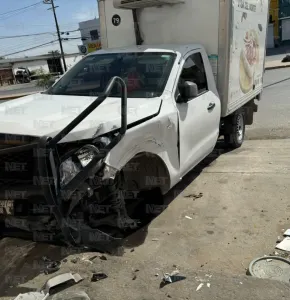 Vuelca camión de cárnicos y camioneta choca contra portón en la Óscar Flores