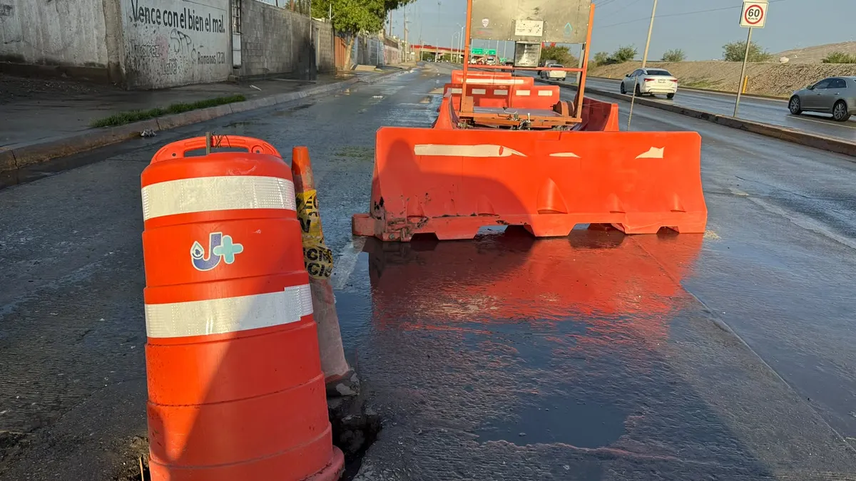 Cierran carril central del Juan Pablo II por nuevo hundimiento