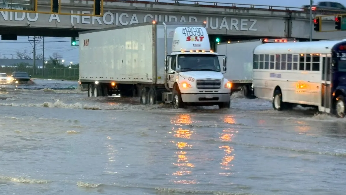 Lluvias dejan varados a automovilistas en distintos puntos de Juárez