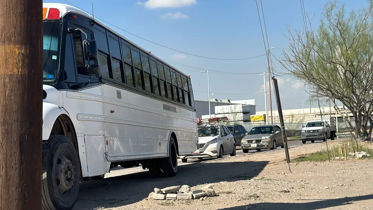 Choque entre auto y tráiler afecta el tránsito en Miguel de la Madrid