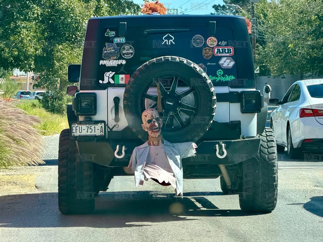 Camioneta se convierte en escenario de terror por Halloween