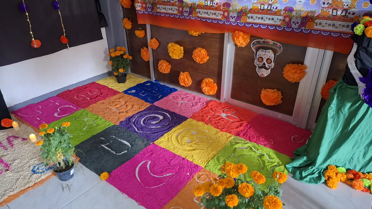 Instalan altar de Día de Muertos en honor a Bertha Chiu en Secundaria Técnica 37