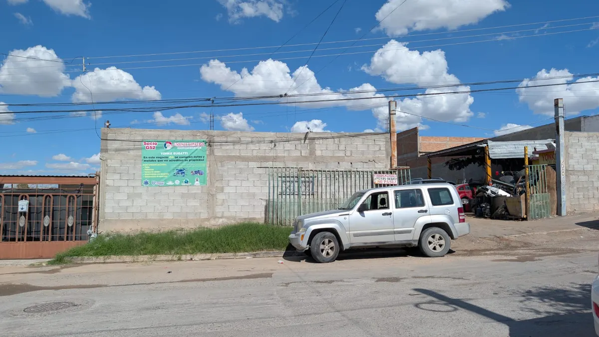 Se incendia Mercedes-Benz en yonke de la colonia Constitución