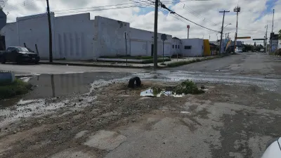 Alertan por hoyancos de gran tamaño en varias vialidades de Juárez tras lluvias