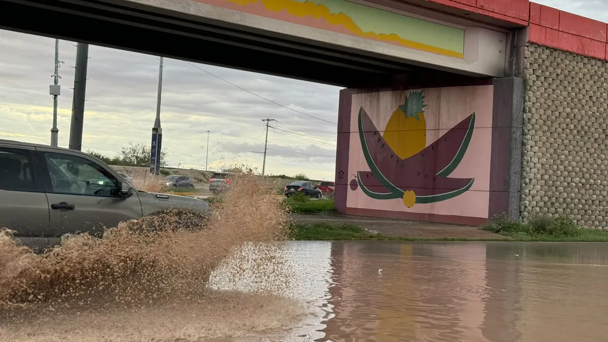 Trabajan Bomberos y JMAS para retirar agua tras desbordamiento del río Bravo
