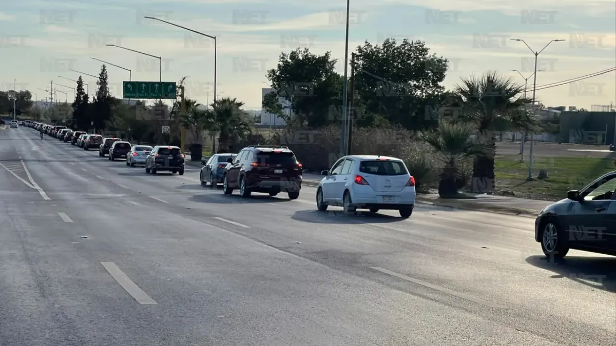 Acumula Puente Libre la mayor fila para cruzar a El Paso este domingo