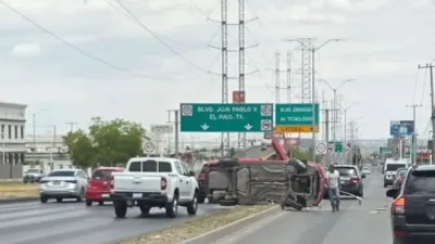 Mujer queda atrapada tras volcadura en avenida Las Torres