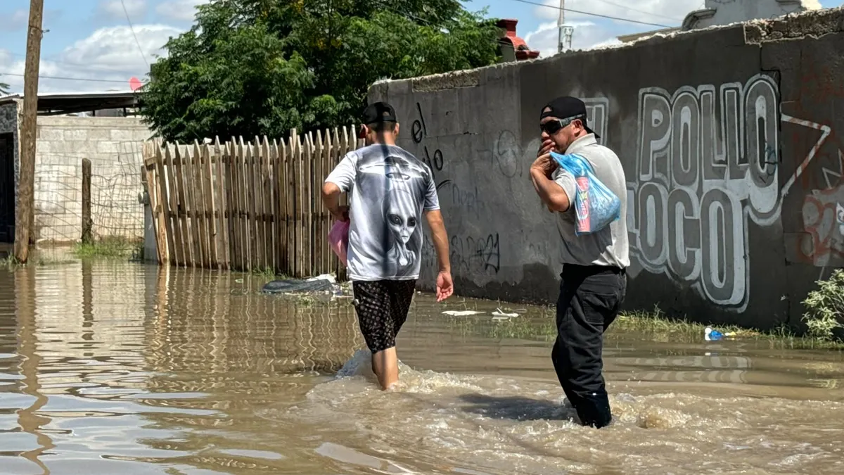 Grupo de juarenses reparte agua potable en colonias afectadas por lluvias