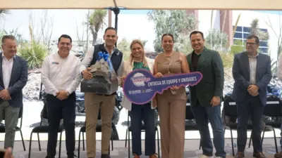 Entrega Maru Campos patrullas y equipo a policías de 13 municipios