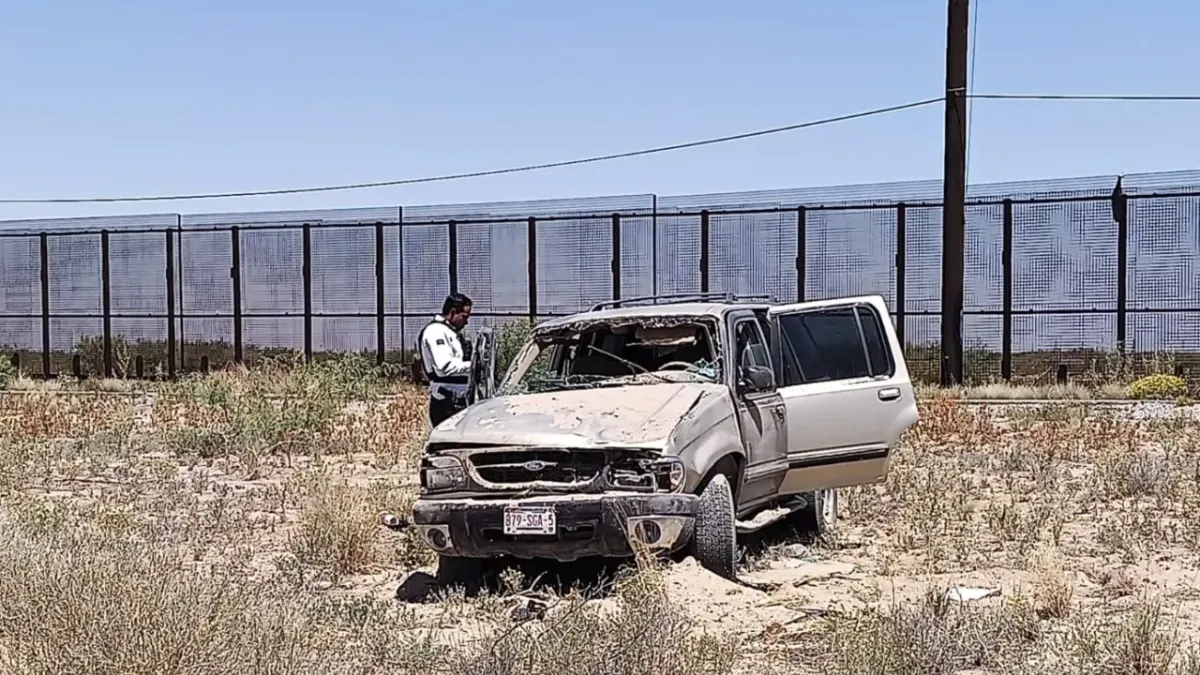 Mujer resulta lesionada tras volcadura en carretera a Santa Teresa