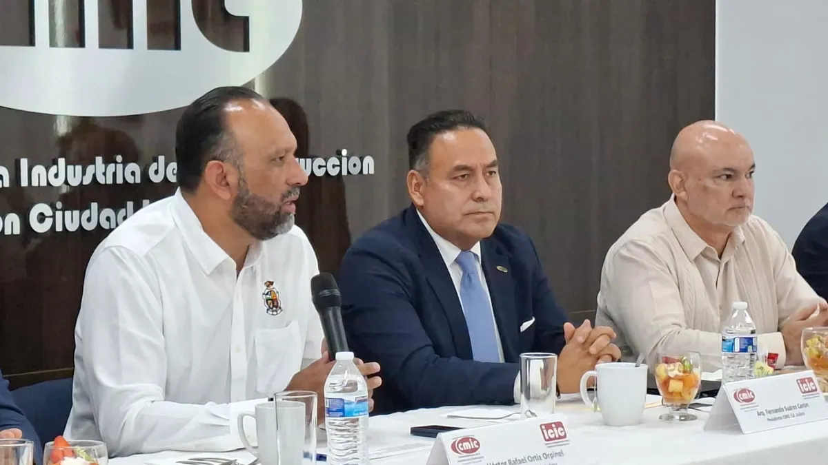 Se reúne alcalde con CMIC y confirma continuidad de proyectos