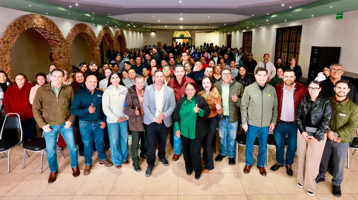 Encabeza Cruz Pérez Cuéllar entrega de mobiliario escolar en Chihuahua
