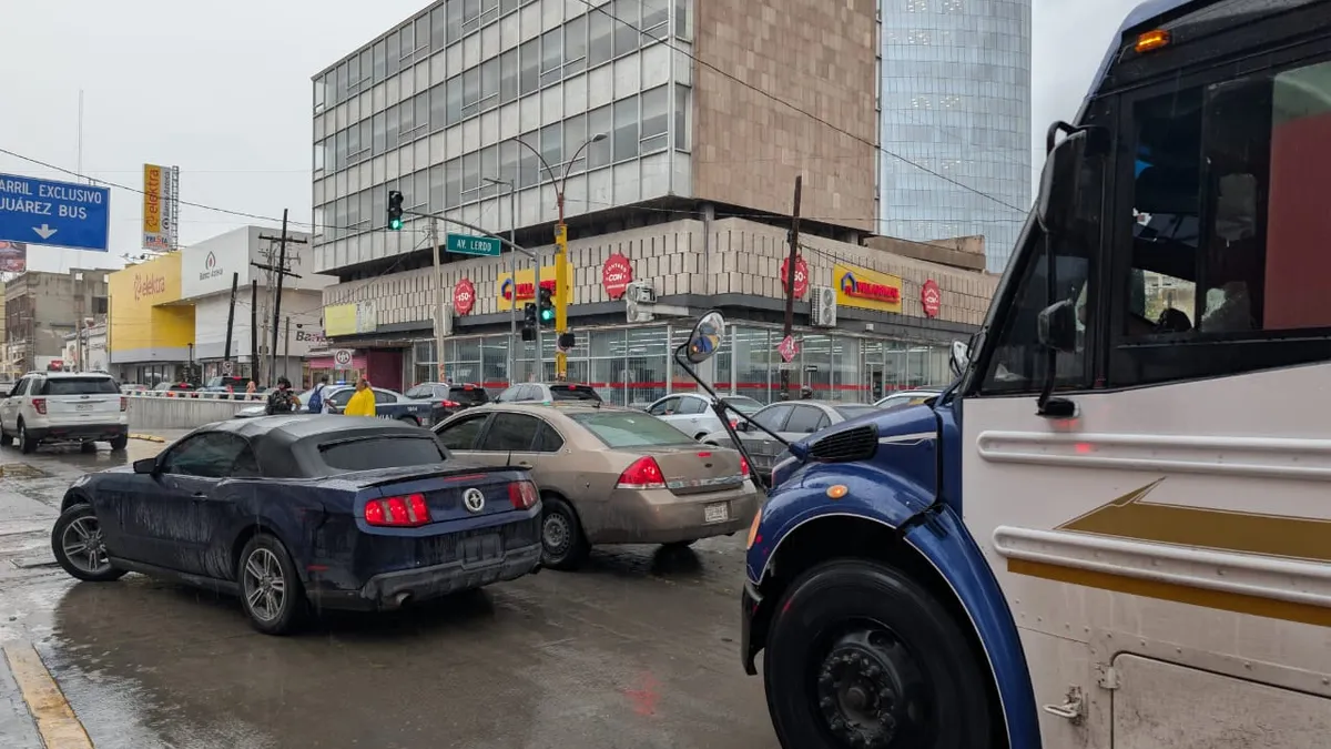 Provoca caos vial cierre de pasos a desnivel en el Centro de Juárez