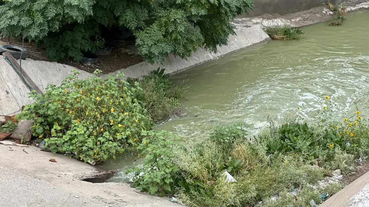 Lluvias elevan nivel de presa y escurre hacia viviendas en colonia Revolución Mexicana