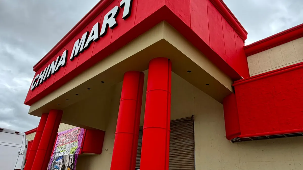 Abre China Mart en local que ocupó Vesticentro por décadas en bulevar Zaragoza